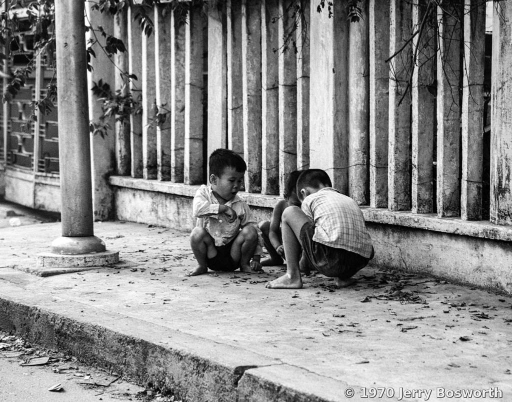 Những bức ảnh đen trắng đẹp khó cưỡng về đường phố Sài Gòn 1970